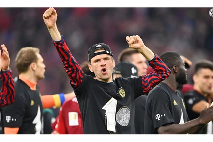 Mueller phấn khích sau khi cùng đội bóng vô địch Bundesliga. (Nguồn: FcBayern)