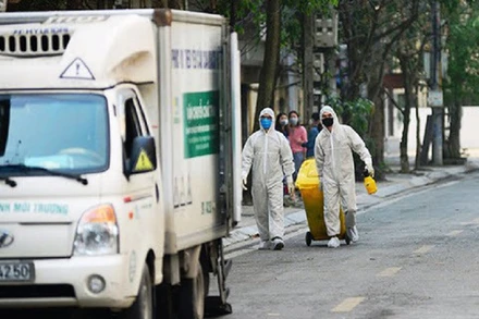 Thu gom, vận chuyển chất thải có nguy cơ lây nhiễm dịch bệnh. (Ảnh: Thu Huyền)