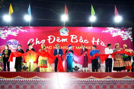 Các đại biểu khai trương Chợ đêm du lịch Bắc Hà.