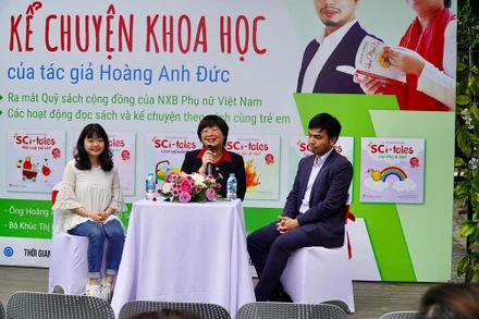 Từ trái sang: Họa sĩ Lộc Linh, Giám đốc Khúc Thị Hoa Phượng, tác giả Hoàng Anh Đức giao lưu với bạn đọc. (Ảnh: NXB Phụ nữ Việt Nam)