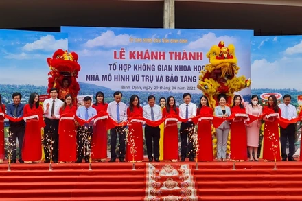 Các đại biểu cắt băng khánh thành Tổ hợp không gian khoa học.