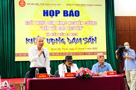 Giám đốc Sở Văn hóa, Thể thao và Du lịch tỉnh Đắk Lắk Thái Hồng Hà giới thiệu đêm nhạc tri ân nhạc sĩ Nguyễn Cường “Đến với Cao nguyên” và biểu diễn ca kịch “Khát vọng Dam Săn”.