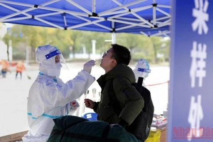 Xét nghiệm Covid-19 tại Đại học Giao thông Thượng Hải. (Ảnh: Tân Hoa Xã)