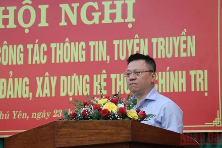 Đồng chí Lê Quốc Minh, Tổng Biên tập Báo Nhân Dân truyền đạt chuyên đề đổi mới sáng tạo của báo chí trong nội dung thông tin về xây dựng Đảng và hệ thống chính trị.