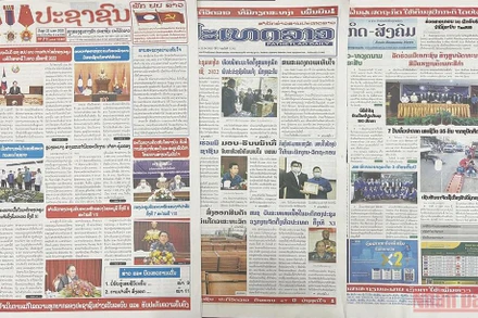 Một số báo lớn của Lào mấy ngày qua đăng nhiều tin, bài về Việt Nam và quan hệ Lào-Việt Nam. Ảnh: Duy Toàn.