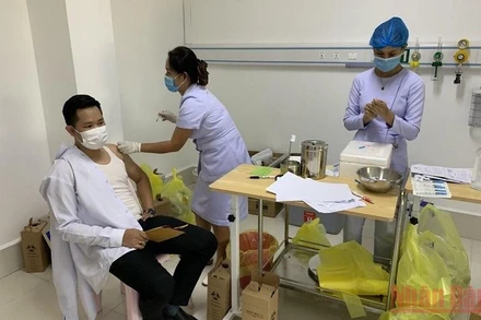 Tiêm vaccine ngừa Covid-19 tại Lào. (Ảnh XUÂN SƠN)