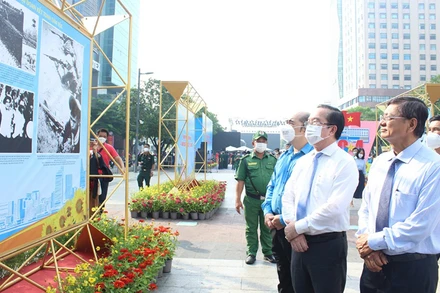 Các đại biểu tham quan triển lãm tại đường đi bộ Nguyễn Huệ.