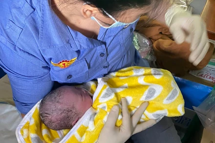 Tổ tàu SE8 phối hợp hành khách trên tàu hỗ trợ sản phụ chuyển dạ, sinh con “mẹ tròn, con vuông”.