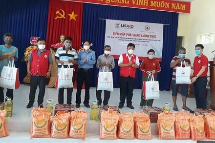 Hội Chữ thập đỏ tỉnh Phú Yên tặng quà cho các hộ nghèo, khó khăn bị ảnh hưởng bởi dịch Covid-19 và chịu thiệt hại do thiên tai năm 2020 ở thị trấn Chí Thạnh, huyện Tuy An, Phú Yên.