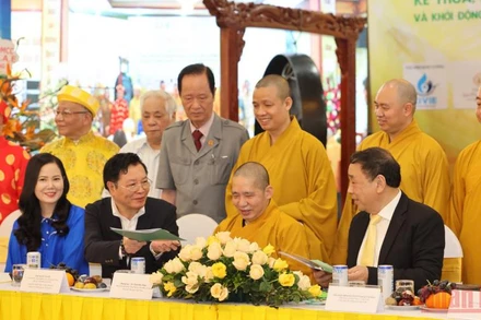 Ký kết hợp tác chương trình phát huy văn hóa, y học dân tộc giữa các đơn vị.