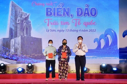 Đồng chí Nguyễn Trọng Nghĩa trao tặng quà các hộ nghèo huyện đảo Lý  Sơn.