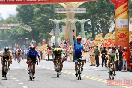 Các vận động viên kết thúc cuộc đua vào đúng trưa 30/4 tại Thành phố Hồ Chí Minh.