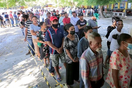 Người dân xếp hàng chờ bỏ phiếu trong cuộc bầu cử tổng thống ở Dili, Timor Leste, ngày 19/3/2022. (Ảnh: Reuters)