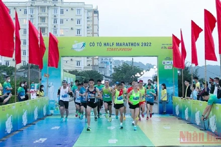 Các vận động viên xuất phát tranh tài ở cự ly 21 km dành cho nam.