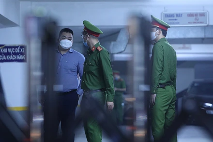 Lực lượng chức năng khám xét trụ sở Công ty Cổ phần Chứng khoán Trí Việt.