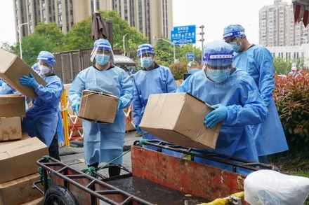 Vận chuyển nhu yếu phẩm cho người dân ở các khu phong tỏa tại thành phố Thượng Hải. (Ảnh: Tân Hoa xã)