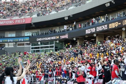 Khán giả theo dõi trận đấu bóng chày giữa đội LG Twins và Kia Tigers tại nhà thi đấu Gwangju-Kia Champions Field, thành phố Gwangju, Hàn Quốc, ngày 2/4/2022. (Ảnh: Yonhap)