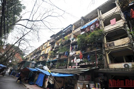 Nhà C8 tập thể Giảng Võ bị xuống cấp nghiêm trọng. (Ảnh: Duy Linh)