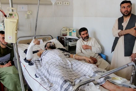 Điều trị cho người bị thương trong vụ nổ bom ở thánh đường Hồi giáo thành phố Mazar-i-Sharif, ngày 21/4/2022. (Ảnh: Reuters)