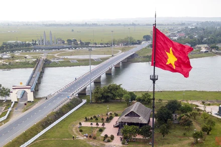 Câu chuyện của những người đã sống, chiến đấu bảo vệ ngọn cờ thiêng liêng tại cầu Hiền Lương là một khúc trường ca sẽ ngân vang mãi trong lòng người hiện tại. (Ảnh: THÀNH ĐẠT)