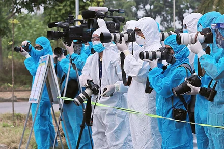Phóng viên tác nghiệp tại những điểm nóng của dịch Covid-19. Ảnh: DUY LINH.