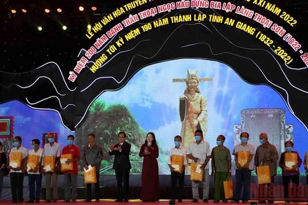 Đồng chí Võ Thị Ánh Xuân tặng quà cho các gia đình chính sách tiêu biểu.