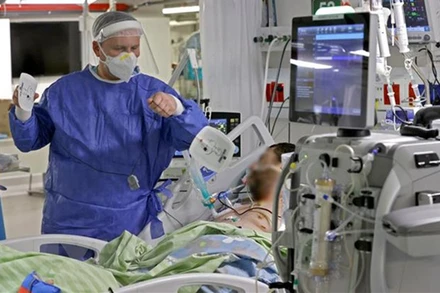 Nhân viên y tế điều trị cho bệnh nhân Covid-19 tại bệnh viện ở Petah Tikva, Israel ngày 1/2 vừa qua. (Ảnh: AFP/TTXVN)