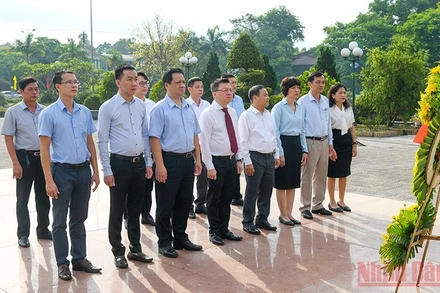 Ủy viên Trung ương Đảng, Tổng biên tập Báo Nhân Dân, Phó trưởng Ban Tuyên giáo Trung ương, Chủ tịch Hội Nhà báo Việt Nam Lê Quốc Minh dẫn đầu đoàn công tác Báo Nhân Dân đặt vòng hoa tại Nghĩa trang liệt sĩ Triệu Phong, tỉnh Quảng Trị.