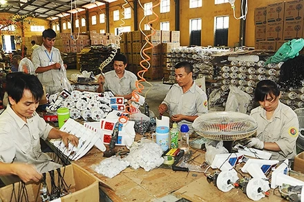 Thu nhập bảo đảm, người lao động mới có thể toàn tâm, toàn trí phục vụ doanh nghiệp .Ảnh: NGUYỄN NAM