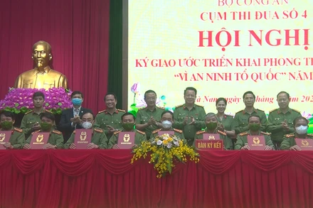 Đại diện lãnh đạo các đơn vị trong Cụm thi đua số 4, Bộ Công an ký giao ước triển khai phong trào thi đua "Vì an ninh Tổ quốc" năm 2022.