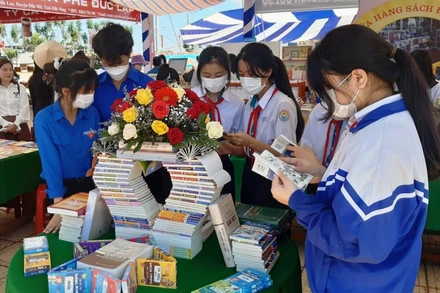 Ngày Hội sách và Văn hóa đọc đã thu hút đông đảo cán bộ, đảng viên, đoàn viên thanh niên và học sinh.