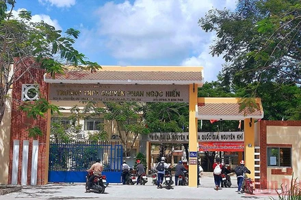 Trường THPT chuyên Phan Ngọc Hiển xảy ra lùm xùm vụ học sinh nhặt thức ăn trong thùng rác.