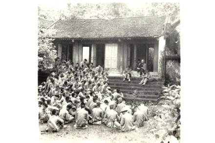 Chủ tịch Hồ Chí Minh nói chuyện với các chiến sĩ Trung đoàn Thủ đô tại Đền Hùng (Phú Thọ) năm 1954.