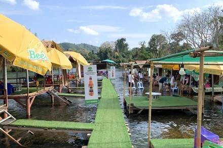 Covid-19 đã làm tê liệt ngành du lịch Lào trong hai năm qua, nhiều khu du lịch lớn vắng khách trong mùa du lịch. (Ảnh: XUÂN SƠN)