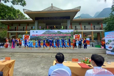 Tiết mục văn nghệ tại lễ khai mạc chương trình du lịch về nguồn tại Pác Bó.