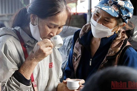 Độc đáo chợ chè Phúc Xuân