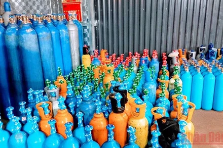 Hàng nghìn bình khí cười bị phát hiện, thu giữ. 