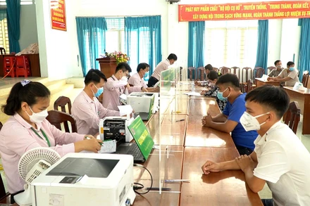 Giải ngân cho vay tại Phòng giao dịch Ngân hàng Chính sách xã hội huyện Bến Cầu (Tây Ninh).