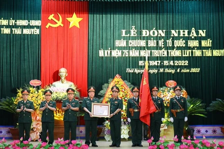 Thừa ủy quyền của Chủ tịch nước, Đại tướng Phan Văn Giang, Bộ trưởng Quốc phòng trao Huân chương Bảo vệ Tổ quốc hạng Nhất cho lực lượng vũ trang tỉnh Thái Nguyên.