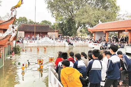 Biểu diễn rối nước phục vụ khách du lịch tại làng rối nước Đào Thục (huyện Đông Anh, thành phố Hà Nội).