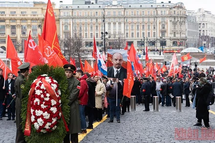 Đoàn người vào Lăng viếng V.I.Lenin. 