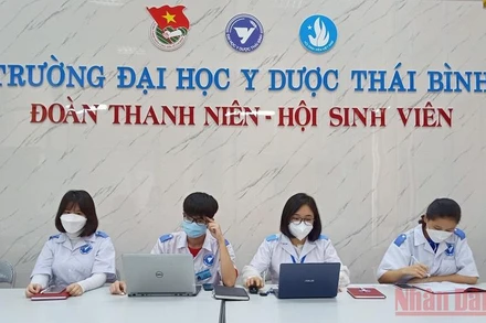 Các sinh viên năm cuối trường Đại học Y Dược Thái Bình trực tư vấn tại Tổng đài chăm sóc F0 tại nhà.
