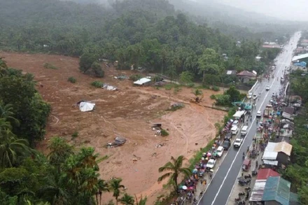 Bão nhiệt đới Megi gây sạt lở đất tại thành phố Baybay, tỉnh Leyte, Philippines, ngày 11/4/2022. (Ảnh: Reuters)