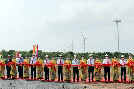 Thực hiện nghi thức cắt băng khánh thành Nhà máy Điện gió số 6.