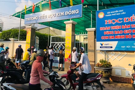 Học sinh trường Tiểu học Kim Đồng, TP Bạc Liêu ngày đầu trở lại học trực tiếp. Ảnh chụp trưa 18/4. (Ảnh Trọng Duy).