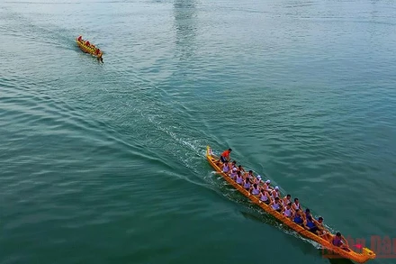 Các thuyền nỗ lực trên đường đua sông Nhật Lệ