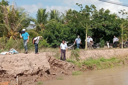 Sạt lở bờ sông Hậu tiếp tục diễn biến phức tạp.