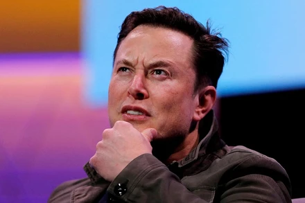 Tỷ phú Elon Musk đã bán 2,6% cổ phần của mình tại Công ty xe điện Tesla trong 2 phiên giao dịch 26 và 27/4. (Ảnh: Reuters)