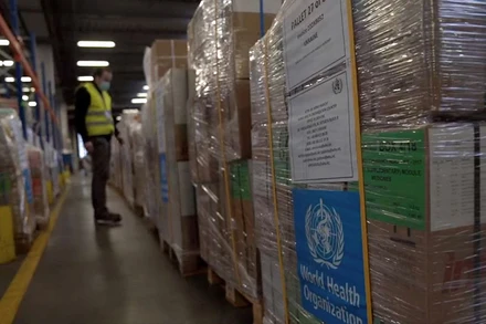 Viện trợ y tế WHO dành cho Ukraine được bảo quản trong kho hàng sau khi tới sân bay Warsaw Chopin, Hà Lan. (Ảnh: Reuters)