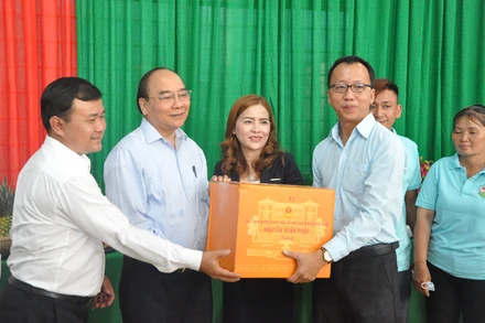 Chủ tịch nước Nguyễn Xuân Phúc tặng quà cho HTX Mỹ Tịnh An.